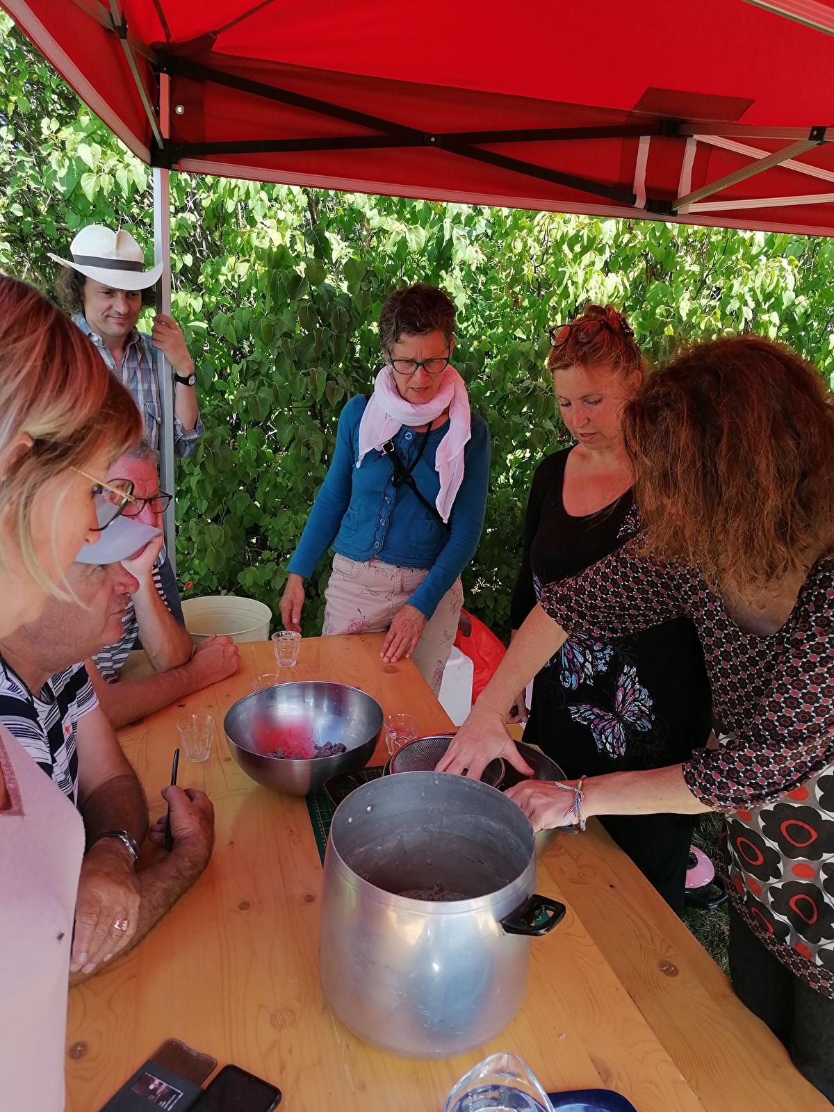 Des participant.e.s au travail lors d'un stage proposé par La Maison Rouge