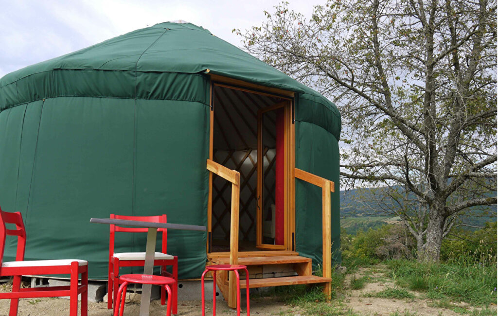 Des yourtes en location à La Maison Rouge