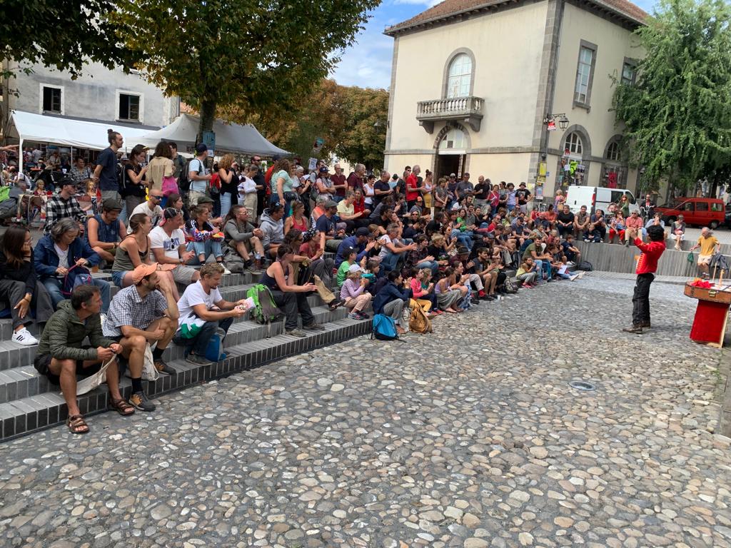 Le public devant Le Cirque à Momo